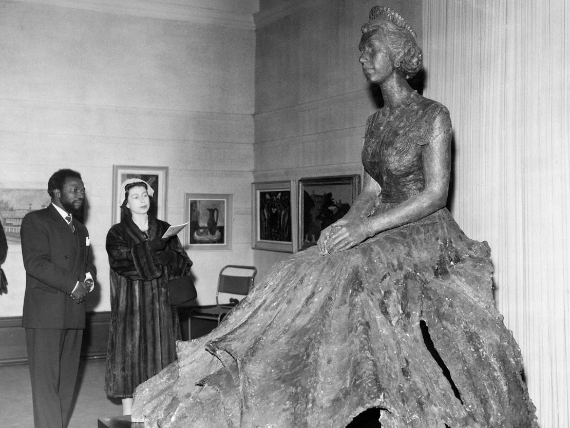 Ben Enwonwu and HM Elizabeth II looking at his sculpture of the queen