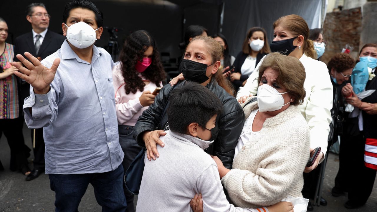 People react after an earthquake, in Mexico City, Mexico, September 19, 2022. REUTERS/Luis Cortes