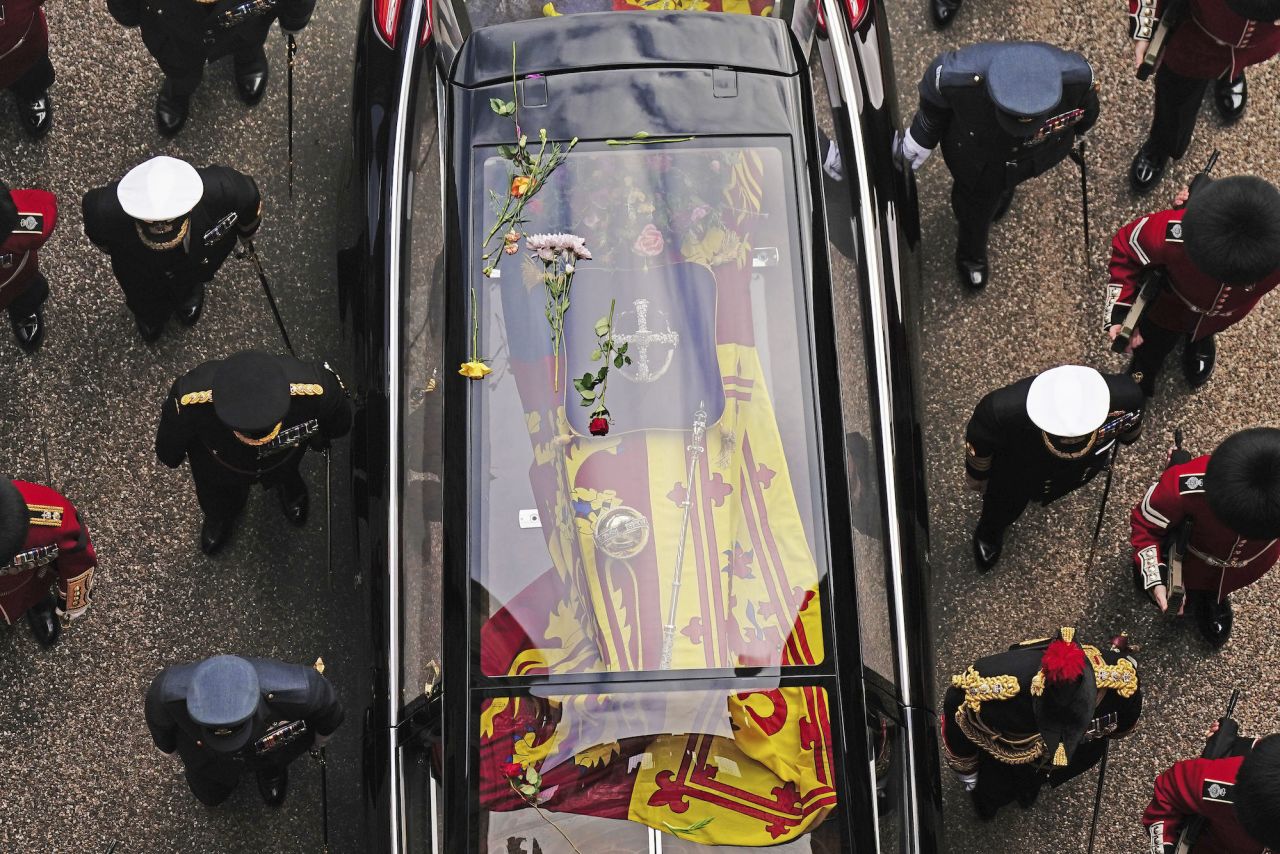 The hearse arrives at Windsor.
