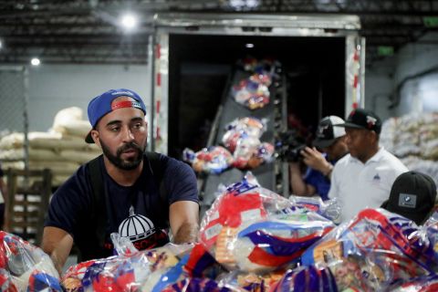 Les travailleurs du Plan d'État social préparent des rations alimentaires en préparation de Fiona à Saint-Domingue, en République dominicaine, dimanche.