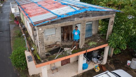 プエルトリコのロイサに熱帯暴風雨フィオナが到着する前に、ハリケーン マリアによって被害を受けた 5 年前の家に立つジェットサベル オソリオ。