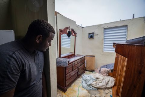 9 月 18 日日曜日、プエルトリコのロイサにある自宅の屋根がハリケーン フィオナの風で吹き飛ばされた後、ネルソン チリノは自分の寝室を見ています。