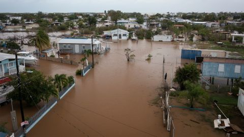 ハリケーン フィオナが 9 月 19 日月曜日、プエルトリコのサリナスを通過した後、サリナス ビーチの道路が浸水しました。 
