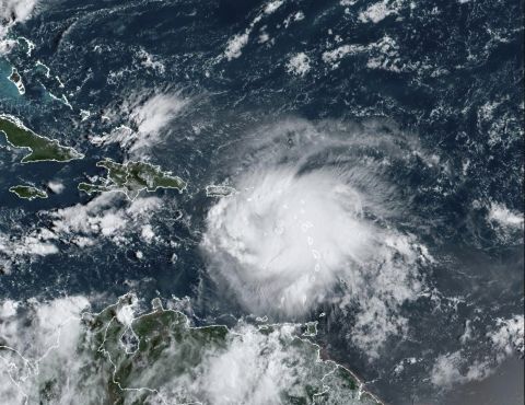 NOAA が提供するこの衛星画像は、カリブ海の日曜日のハリケーン フィオナを示しています。 
