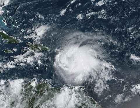 Cette image satellite fournie par la NOAA montre l'ouragan Fiona dans les Caraïbes dimanche. 