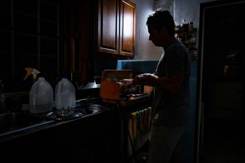 プエルトリコのサンフアンで停電後、暗い月曜日に料理をする人。