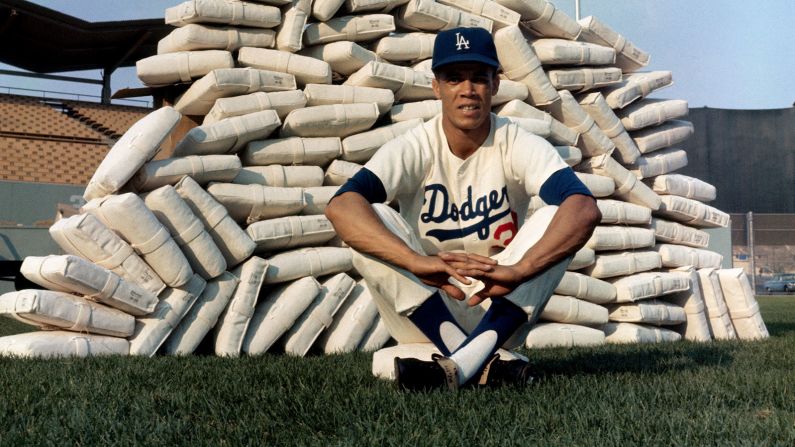 <a href="http://www.cnn.com/2022/09/20/sport/maury-wills-mlb-obit-spt/index.html" target="_blank">Maury Wills,</a> a former star shortstop for the Los Angeles Dodgers, died September 19 at the age of 89, according to the team. Wills was part of the Dodgers' title-winning teams in 1959, 1963 and 1965. He was a seven-time All-Star, and in 1962 he was named the National League's Most Valuable Player.