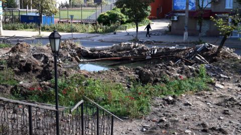 The city of Bakhmut, where the battle is as heated as it is crucial. Russian positions are within 200 meters of the Ukrainian military unit that CNN has joined.