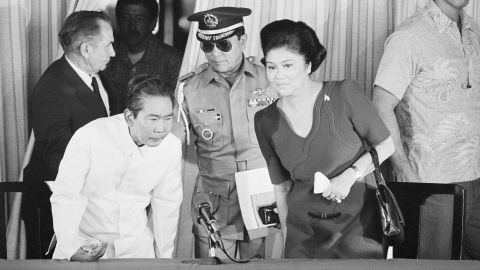 Der ehemalige philippinische Präsident Ferdinand Marcos Snr.  und seiner Frau Imelda am 28. Februar 1986 in Honolulu, Hawaii, nachdem der Diktator abgesetzt worden war und ins Exil floh. 