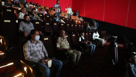 Invités lors de l'inauguration de la première salle de cinéma le 20 septembre 2022 à Srinagar. 