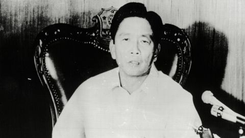 Ferdinand E. Marcos père.  annonce au public que les Philippines ont déclaré l'état de loi martiale le 23 septembre 1972. 