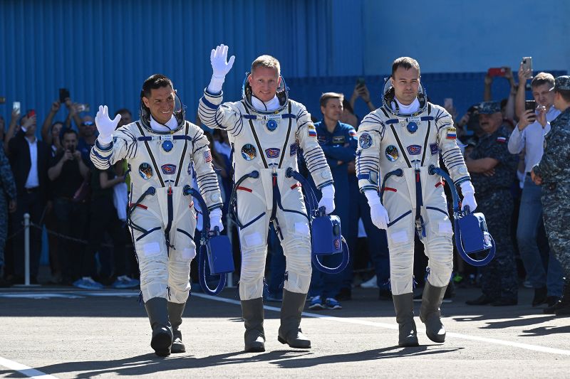 Astronauta da NASA e cosmonautas russos partem para o espaço