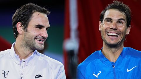 Federer (links) en Nadal lachen samen na een wedstrijd in Shanghai in 2017. 