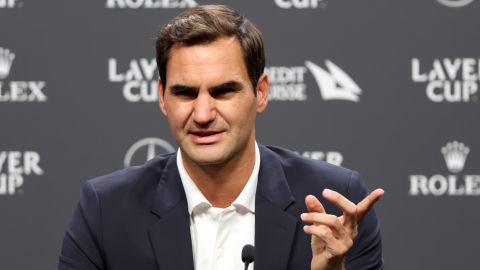 Federer spreekt de media toe in Londen voorafgaand aan de laatste wedstrijd van zijn professionele carriÃ¨re. 