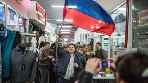 La gente celebra el resultado del referéndum de Crimea sobre la unión de Rusia en el mercado de Simferopol, Ucrania, el 18 de marzo de 2014.
