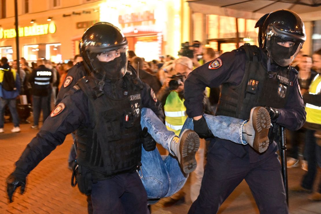 Police officers detain a person in Moscow on September 21, 2022, following calls to protest against partial mobilisation announced by President Vladimir Putin. - President Vladimir Putin called up Russian military reservists on September 21, saying his promise to use all military means in Ukraine was "no bluff," and hinting that Moscow was prepared to use nuclear weapons. His mobilisation call comes as Moscow-held regions of Ukraine prepare to hold annexation referendums this week, dramatically upping the stakes in the seven-month conflict by allowing Moscow to accuse Ukraine of attacking Russian territory. 