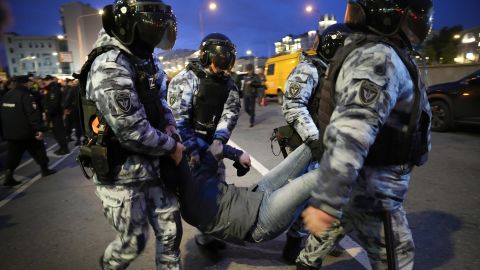 De oproerpolitie houdt een demonstrant vast tijdens een anti-oorlogsprotest in Moskou, Rusland op 21 september.