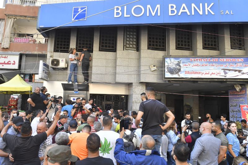 ستغلق البنوك اللبنانية إلى أجل غير مسمى بعد موجة من التعثرات