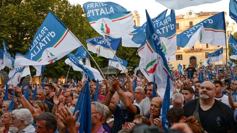 Partidarios del partido asisten a un acto de campaña a favor de Giorgia Meloni en Ancona, Italia central, el 23 de agosto de 2022. 