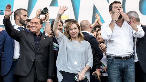19 अक्टूबर, 2019 को रोम, इटली में सैन जियोवानी स्क्वायर में इतालवी सरकार के खिलाफ एक रैली के अंत में सिल्वियो बर्लुस्कोनी, जियोर्जिया मेलोनी और माटेओ साल्विनी समर्थकों का अभिवादन करते हैं। 