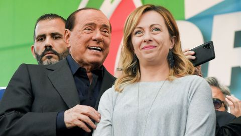 يقر سيلفيو برلسكوني من فريق Forza Italia والأخوة الإيطالي جورجيا ميلوني بالمؤيدين في نهاية تجمع مشترك مع حزب الرابطة اليميني المتطرف في إيطاليا ضد الحكومة في 19 أكتوبر 2019 في روما.