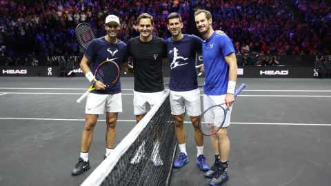 Federer, 2022 Laver Cup öncesinde bir antrenman seansının ardından Nadal, Djokovic ve Murray ile poz veriyor.