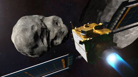 Cette illustration montre le vaisseau spatial DART se dirigeant vers l'astéroïde Dimorphos.
