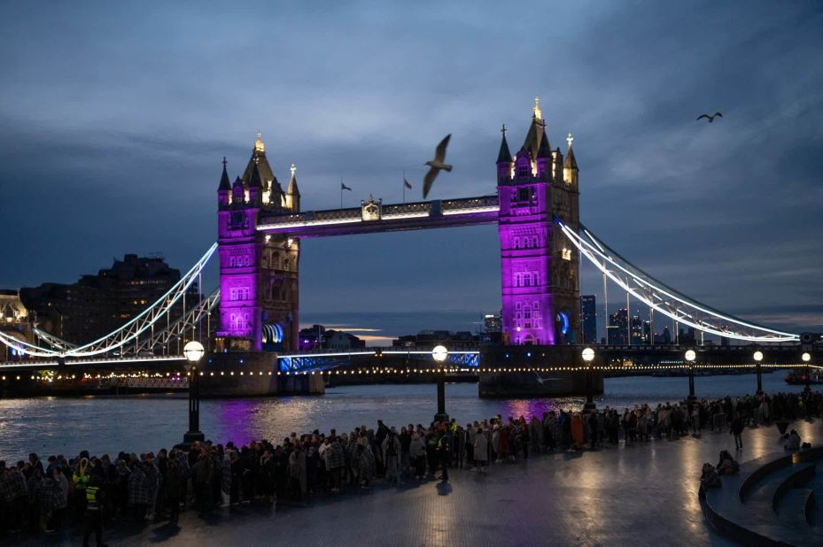 People wait in line near London's Tower Bridge for the chance to see Queen Elizabeth II as she lied in state on Sunday, September 18. <a href="http://www.cnn.com/2022/09/15/world/gallery/photos-this-week-september-8-september-15/index.html" target="_blank">See last week in 32 photos.</a>