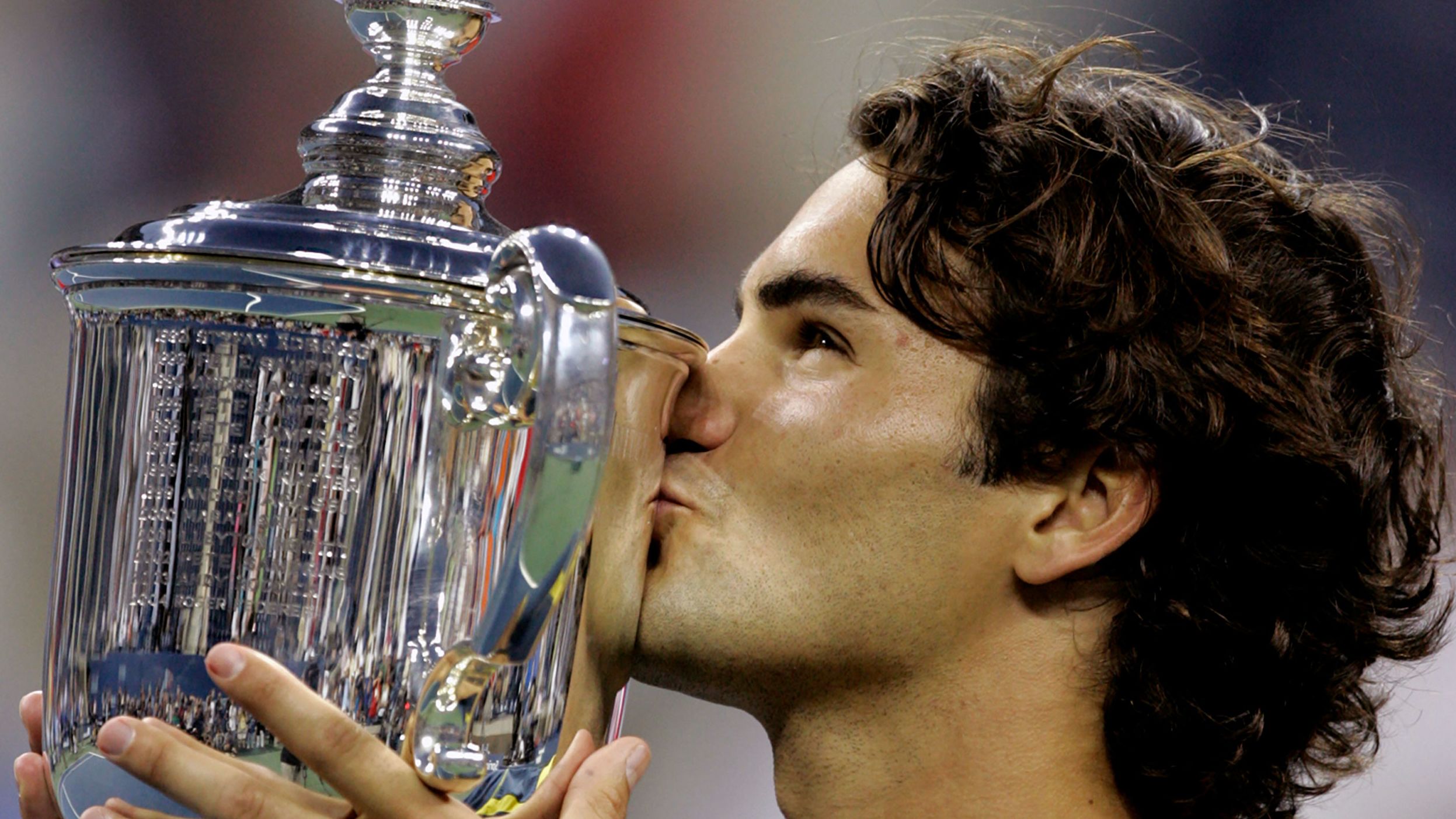 Federer kisses his trophy after he defeated Agassi to win the 2005 US Open.