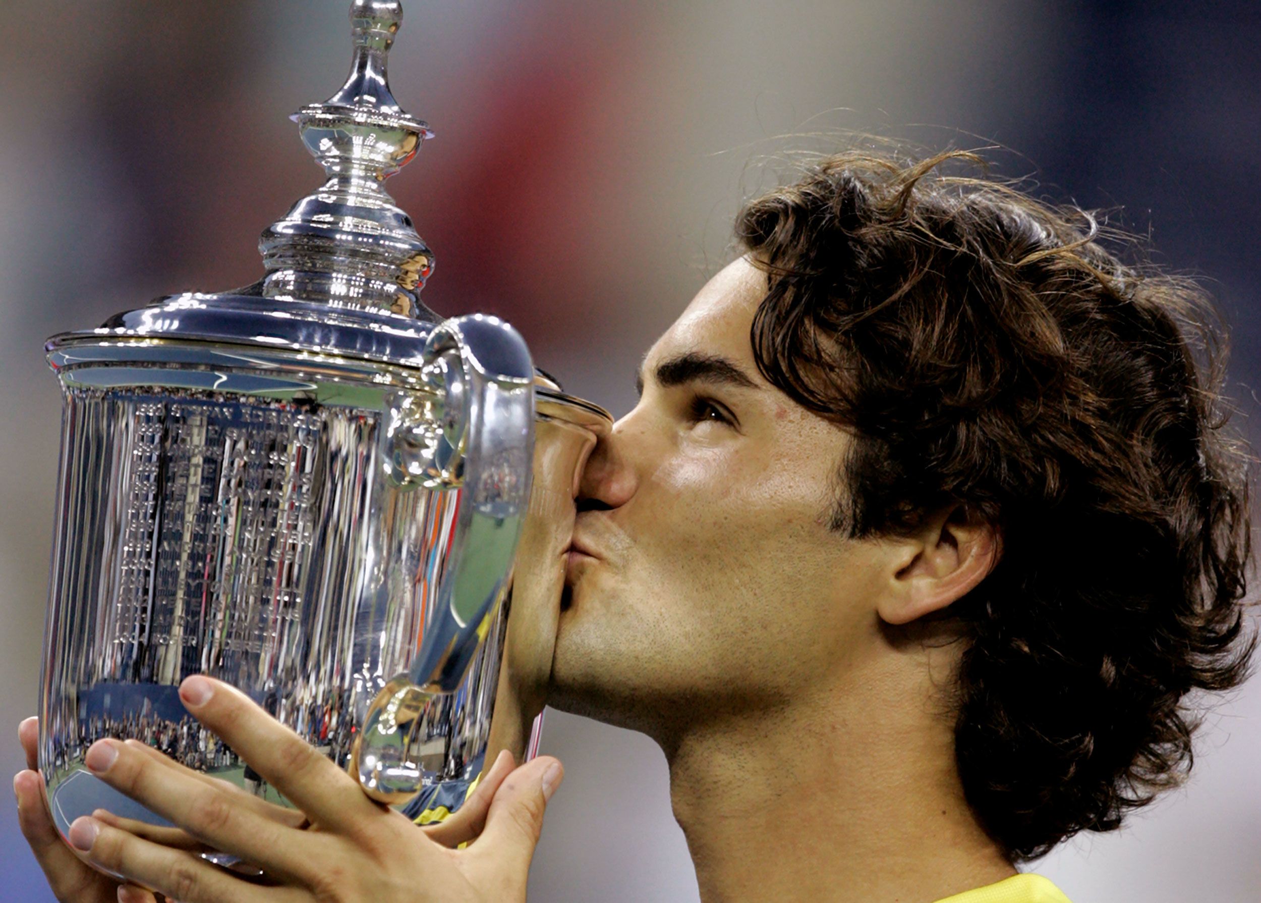 Federer kisses his trophy after he defeated Agassi to win the 2005 US Open.