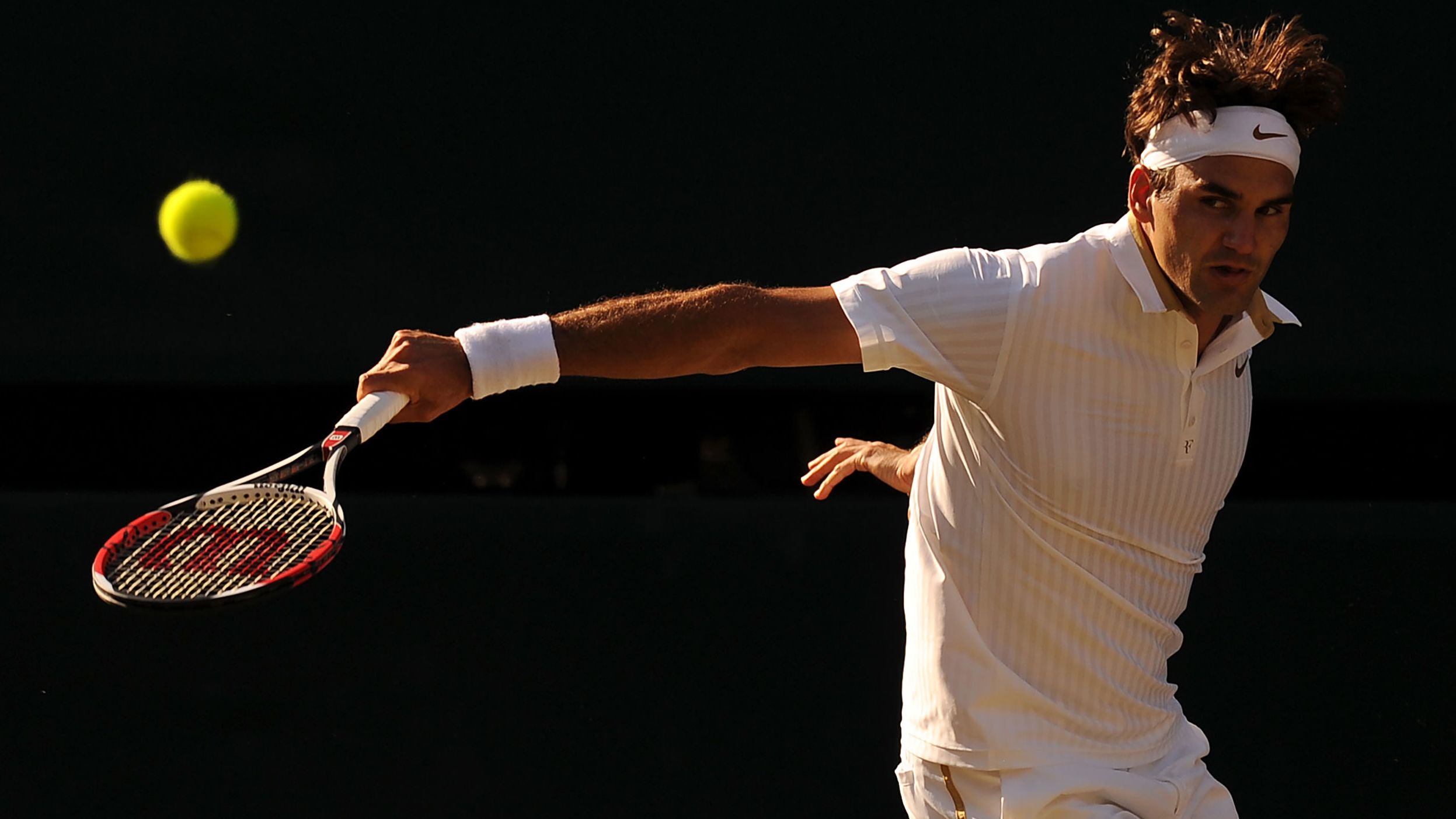 Federer plays a shot in the 2009 Wimbledon final.