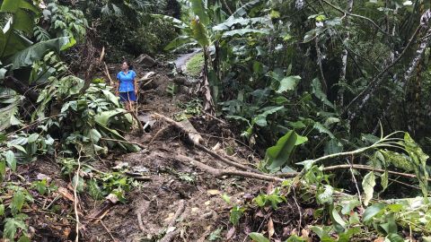 Nancy Galarza analisa os danos que o furacão Fiona infligiu à sua comunidade, que permaneceu isolada quatro dias depois que a tempestade atingiu a comunidade rural de San Salvador, na cidade de Caguas, Porto Rico, na quinta-feira.