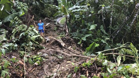 Nancy Gallarza kijkt terug op de schade die orkaan Fiona heeft aangericht aan haar gemeenschap, die vier dagen geïsoleerd bleef nadat de storm donderdag door de landelijke gemeenschap van San Salvador in Caguas, Puerto Rico, raasde.