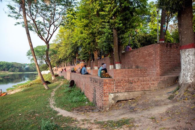The walkways and public ghats were built with brick and concrete by local masons.
