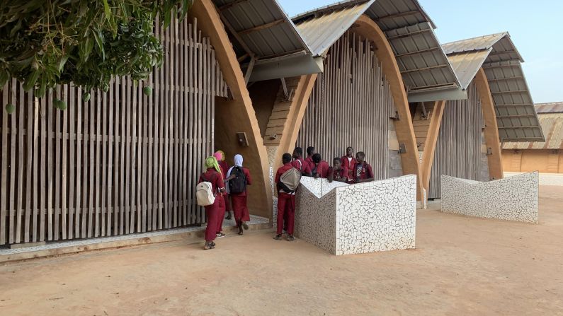 The Kamanar Secondary School in Senegal features vaults made of compressed clay blocks.