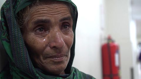 Mai Sabagi, torununun ölümünü öğrendikten sonra ağlar.
