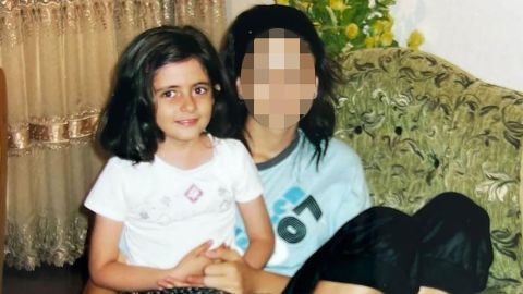 Une photo de famille de Mahsa Amini enfant.