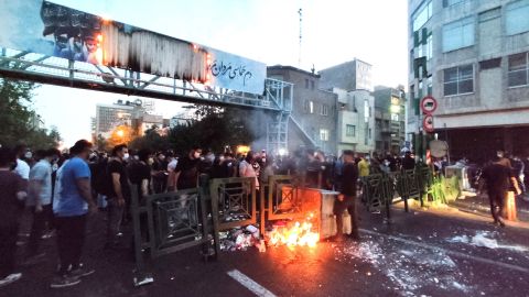 La gente enciende un fuego durante una protesta por la muerte de Mahsa Amini en Teherán el 21 de septiembre de 2022.