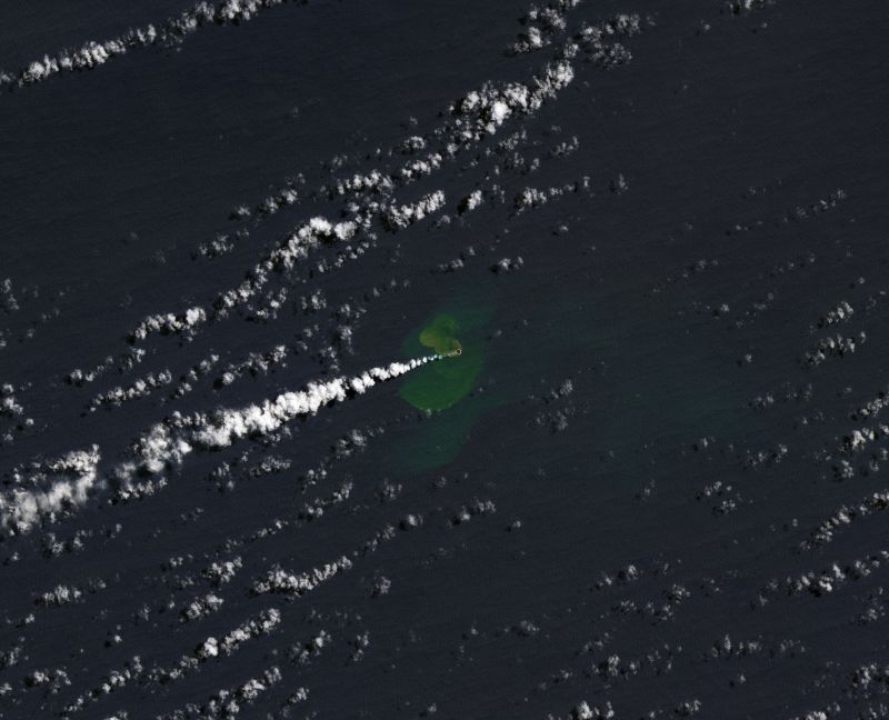 Baby Island verschijnt in de Stille Oceaan na de uitbarsting van een onderwatervulkaan