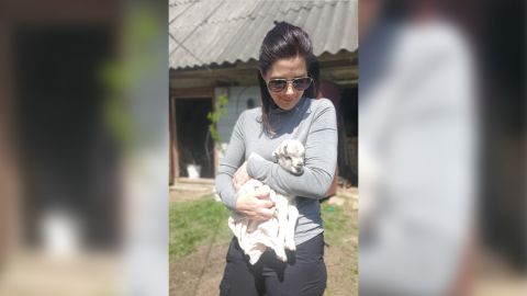 Erin Burnett de CNN tient une chèvre nouveau-née dans la ville ukrainienne d'Andriivka le 11 mai 2022