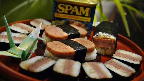Spam musubi, hidangan makan siang khas Jepang yang dibuat di Hawaii.