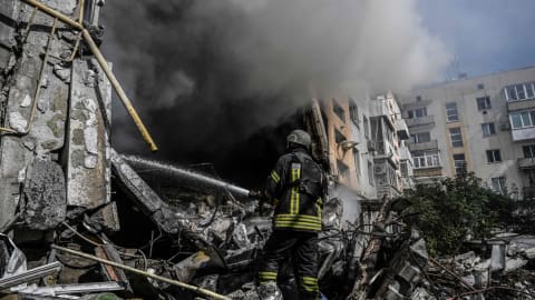 A firefighter extinguishes a fire after a flat was hit by a missile strike in Bakhmut, Donetsk region, on September 15, 2022, amid the Russian invasion of Ukraine. - Thick white smoke, visible for miles around, rises over Bakhmut: this Ukrainian-controlled town in the Donbas is still under Russian offensive pressure despite the retreat of Moscow's troops in the northeast. (Photo by Juan BARRETO / AFP) (Photo by JUAN BARRETO/AFP via Getty Images)