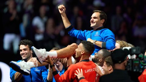 Roger Federer levanta su Copa Laver después de un partido de tenis. 
