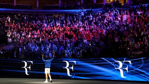 Team Europe'dan Roger Federer, 23 Eylül 2022'de Londra, İngiltere'de The O2 Arena'da oynanan son maçın ardından taraftarları selamlarken duygularını gösteriyor.