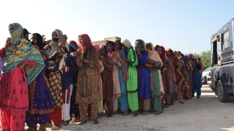 Sel mağdurları, 17 Eylül 2022'de Belucistan ilinin Jaffarabad ilçesine bağlı Dera Allah Yar kasabasında gıda yardımı almak için sıraya girdi.