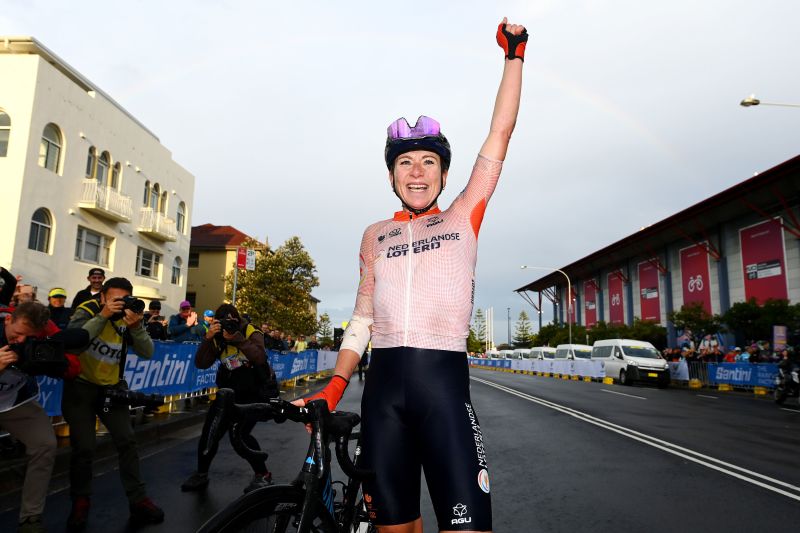 Annemiek van Vleuten wins women’s road race gold at World Championships with a fractured elbow | CNN