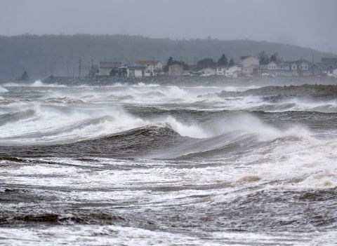 Als Fiona am Samstag auf Land traf, schlugen Wellen an die Ufer der Ostpassage von Nova Scotia.