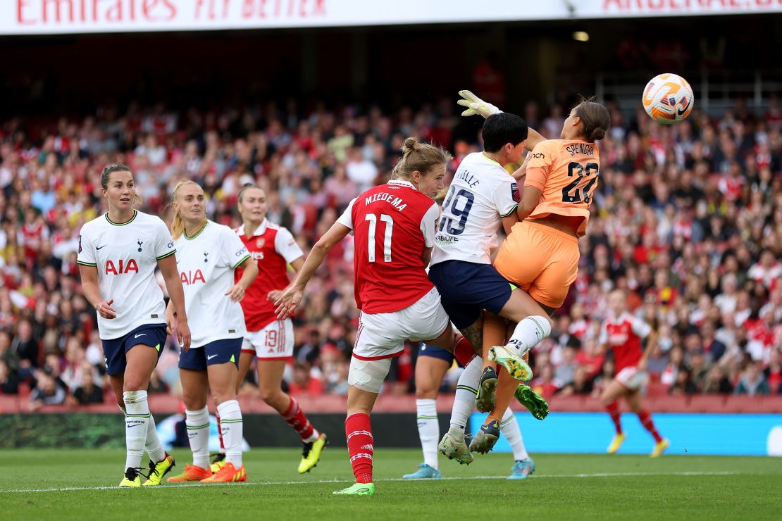 Vivianne Miedema's second goal completed Arsenal's victory.