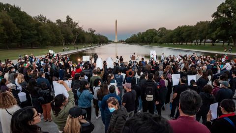 23 Eylül'de Washington'daki Lincoln Memorial Reflecting Pool'da Mahsa Amini için gün batımında mum ışığı nöbetine yüzlerce kişi katıldı.