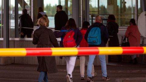 Les passagers d'un bus reliant la Russie à la Finlande se dirigent vers le contrôle frontalier au point de contrôle frontalier de Vaalimaa à Virolahtiin Virolahti, en Finlande, le 23 septembre 2022.